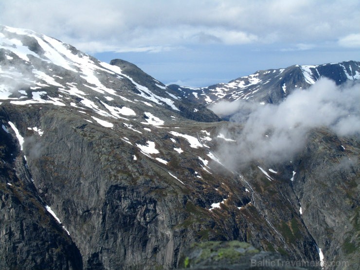 Mēre un Rumsdāle ir apgabals Rietumnorvēģijas ziemeļu daļā. To raksturo ainavu dažādība - dziļi fjordi, kalni un izrobotais krasts. 96456