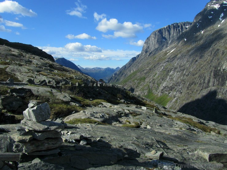 Troļļu ceļš atrodas aptuveni 15 kilometrus no Andalsnes pilsētas. Tas ir aptuveni 9% slīps un izvijas 11 asos, galvu reibinošos līkumos. Turpat ir pie 96476