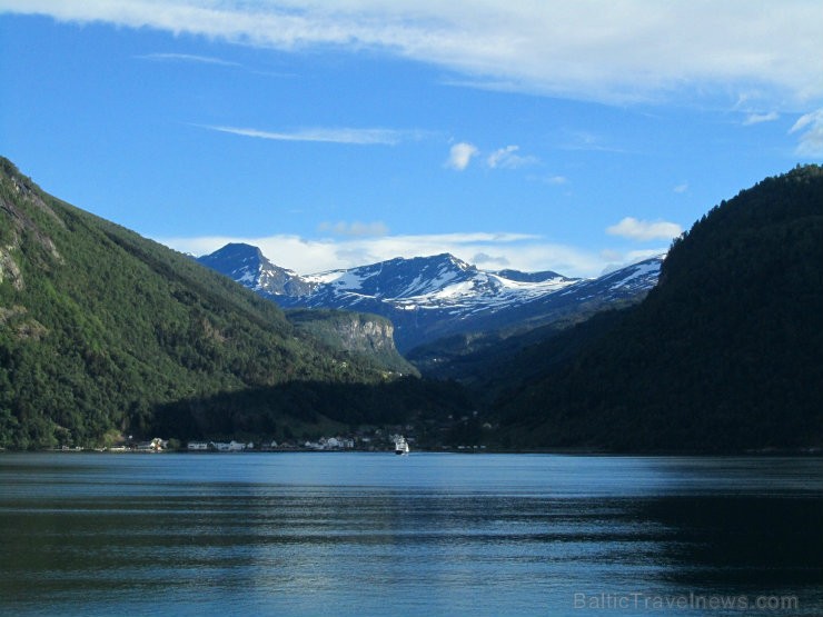 Mēres un Rumsdāles apgabalu raksturo ainavu dažādība - dziļi fjordi, kalni, ielejas un izrobotais krasts. 96483
