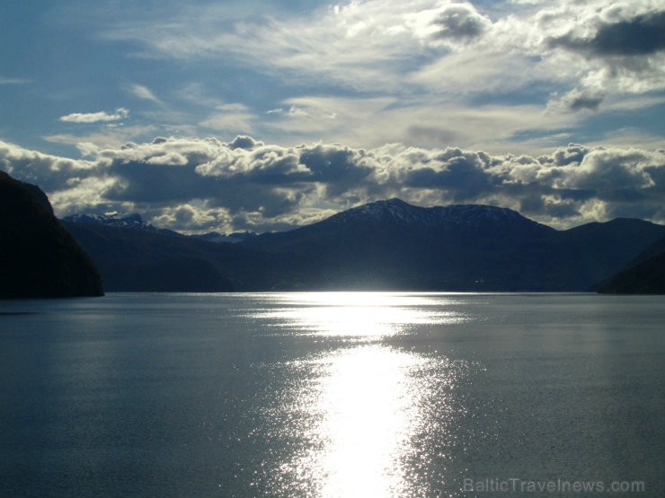 Mēres un Rumsdāles apgabalu raksturo ainavu dažādība - dziļi fjordi, kalni, ielejas un izrobotais krasts. 96484