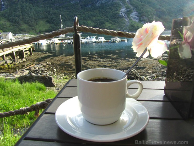 Nelielajā Geirangeras pilsētā ikviens var uz mirkli apstāties un baudīt dzīvi, malkojot tasi kafijas un skatoties, kā mākoņu ēnas slīd pāri fjordu kli 96489