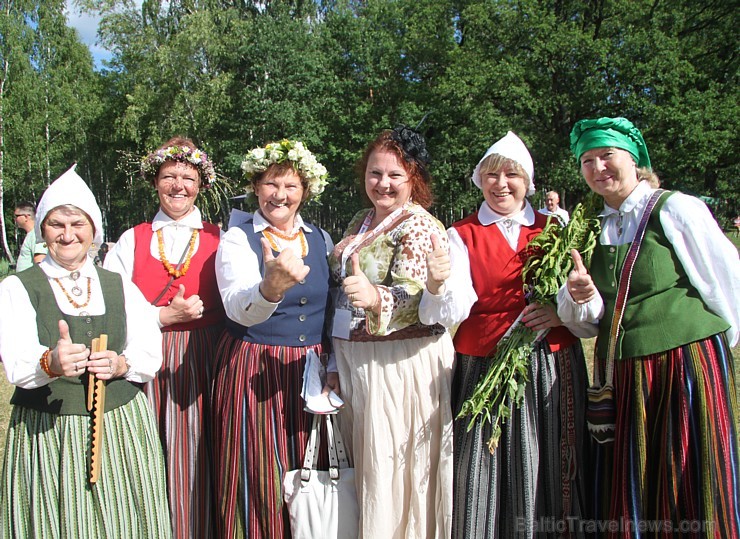 Tūrisma firma Relaks Tūre (www.relaksture.lv) Stopiņu Līgo estrādē 15.06.2013 sarīkoja ceļotājiem jautru «RelaksZaļumballi» 96605