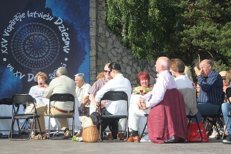 Tūrisma firma Relaks Tūre (www.relaksture.lv) Stopiņu Līgo estrādē 15.06.2013 sarīkoja ceļotājiem jautru «RelaksZaļumballi» 96625