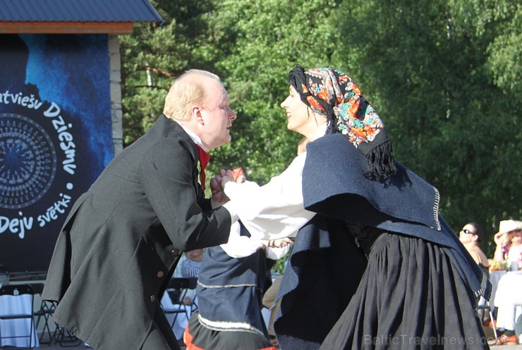 Tūrisma firma Relaks Tūre (www.relaksture.lv) Stopiņu Līgo estrādē 15.06.2013 sarīkoja ceļotājiem jautru «RelaksZaļumballi» 96627