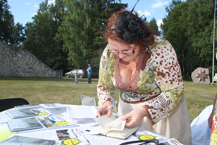 Tūrisma firma Relaks Tūre (www.relaksture.lv) Stopiņu Līgo estrādē 15.06.2013 sarīkoja ceļotājiem jautru «RelaksZaļumballi» 96640