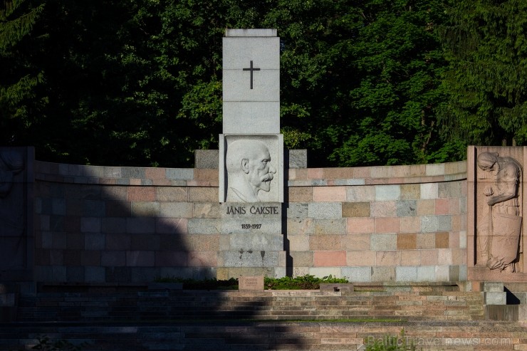 Šeit atdusas valsts prezidentu, brīvības cīnītāju, okupācijas varu mocekļu, karavīru, sabiedrībā labi pazīstamu zinātnes, kultūras un sabiedrisko darb 96900