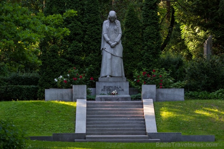 Šeit atdusas valsts prezidentu, brīvības cīnītāju, okupācijas varu mocekļu, karavīru, sabiedrībā labi pazīstamu zinātnes, kultūras un sabiedrisko darb 96902