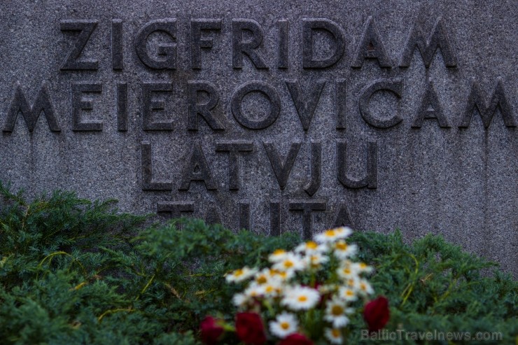 Šeit atdusas valsts prezidentu, brīvības cīnītāju, okupācijas varu mocekļu, karavīru, sabiedrībā labi pazīstamu zinātnes, kultūras un sabiedrisko darb 96903