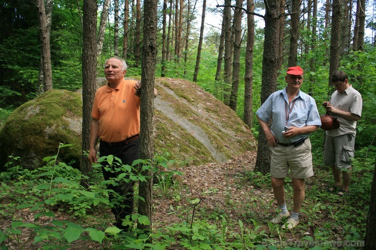 Martin Kivisoo (vidū) ir Tihuse saimnieks. Viņš ne tikai koordinē ceļotāju izjādes, bet arī informē par vietējām svētvietām. 96879