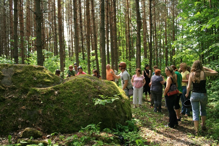 Svētvieta - slidināmais akmens. Runā, ka vēlēšanās, kas saistītas ar auglību piepildās, ja nošļūc lejā no akmens.. Kā redzams, akmens šādām vajadzībām 96882