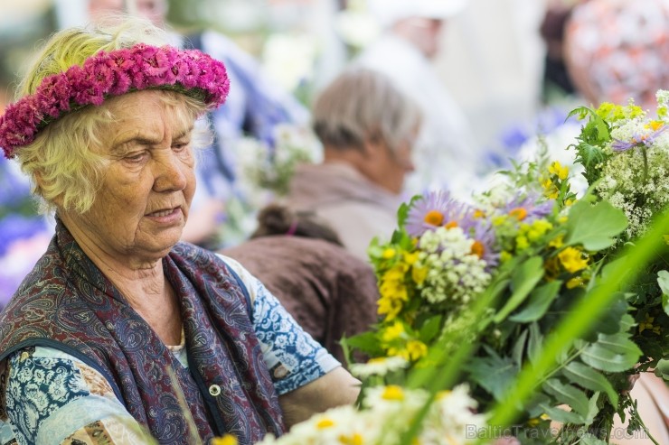 Jāņuzāles Rīgas Centrāltirgū pulcē gan vietējos gan ārvalstu tūristus 96983