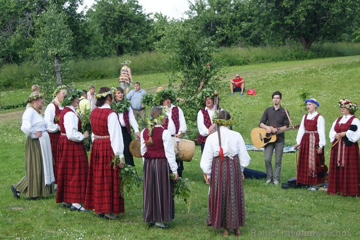 Turaidas Jāņkalnā 21.06.2013 – gada garākajā dienā un īsākajā naktī jau vairākus gadus tika svinēti Vasaras saulgrieži. Turaidas Jāņkalnā ar greznām d 97005