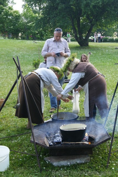 Turaidas Jāņkalnā 21.06.2013 – gada garākajā dienā un īsākajā naktī jau vairākus gadus tika svinēti Vasaras saulgrieži. Turaidas Jāņkalnā ar greznām d 97006