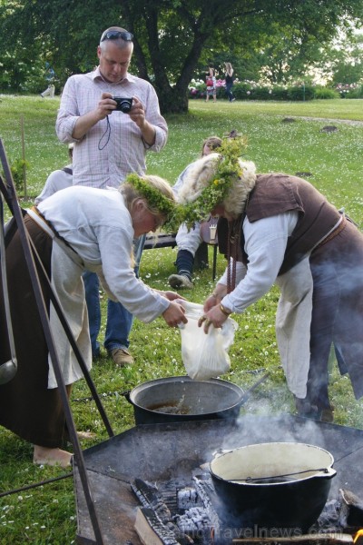 Turaidas Jāņkalnā 21.06.2013 – gada garākajā dienā un īsākajā naktī jau vairākus gadus tika svinēti Vasaras saulgrieži. Turaidas Jāņkalnā ar greznām d 97007