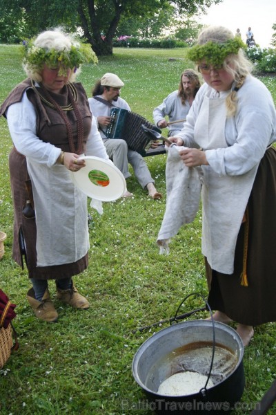 Turaidas Jāņkalnā 21.06.2013 – gada garākajā dienā un īsākajā naktī jau vairākus gadus tika svinēti Vasaras saulgrieži. Turaidas Jāņkalnā ar greznām d 97008