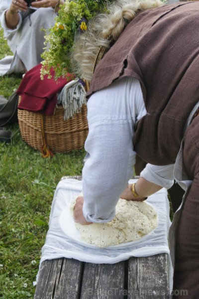 Turaidas Jāņkalnā 21.06.2013 – gada garākajā dienā un īsākajā naktī jau vairākus gadus tika svinēti Vasaras saulgrieži. Turaidas Jāņkalnā ar greznām d 97009