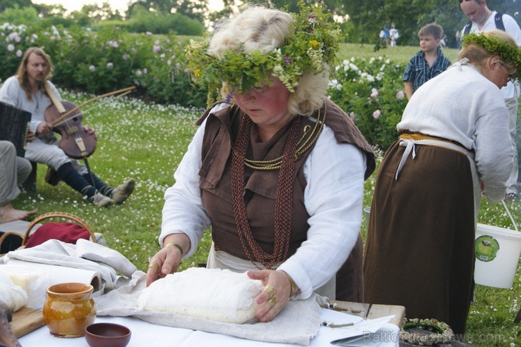 Turaidas Jāņkalnā 21.06.2013 – gada garākajā dienā un īsākajā naktī jau vairākus gadus tika svinēti Vasaras saulgrieži. Turaidas Jāņkalnā ar greznām d 97010