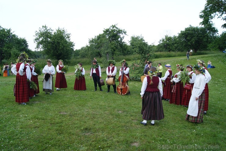 Turaidas Jāņkalnā 21.06.2013 – gada garākajā dienā un īsākajā naktī jau vairākus gadus tika svinēti Vasaras saulgrieži. Turaidas Jāņkalnā ar greznām d 97011