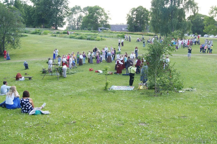 Turaidas Jāņkalnā 21.06.2013 – gada garākajā dienā un īsākajā naktī jau vairākus gadus tika svinēti Vasaras saulgrieži. Turaidas Jāņkalnā ar greznām d 97012