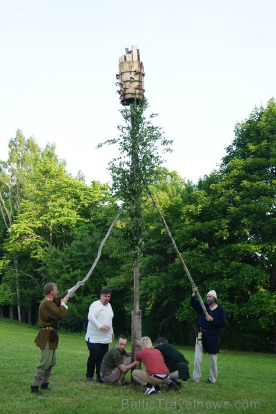 Turaidas Jāņkalnā 21.06.2013 – gada garākajā dienā un īsākajā naktī jau vairākus gadus tika svinēti Vasaras saulgrieži. Turaidas Jāņkalnā ar greznām d 97014