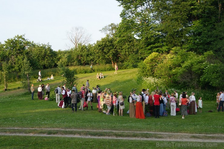 Turaidas Jāņkalnā 21.06.2013 – gada garākajā dienā un īsākajā naktī jau vairākus gadus tika svinēti Vasaras saulgrieži. Turaidas Jāņkalnā ar greznām d 97015