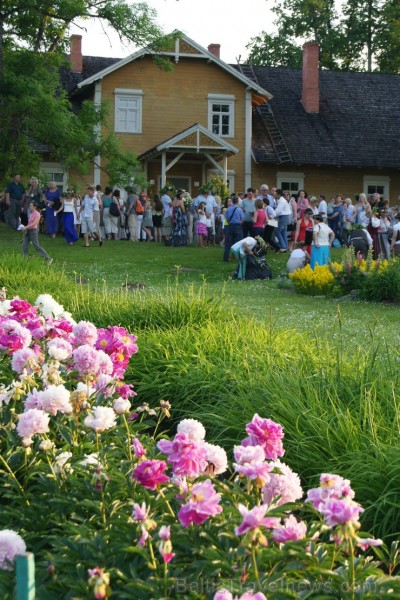 Turaidas Jāņkalnā 21.06.2013 – gada garākajā dienā un īsākajā naktī jau vairākus gadus tika svinēti Vasaras saulgrieži. Turaidas Jāņkalnā ar greznām d 97016