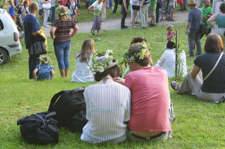 Turaidas Jāņkalnā 21.06.2013 – gada garākajā dienā un īsākajā naktī jau vairākus gadus tika svinēti Vasaras saulgrieži. Turaidas Jāņkalnā ar greznām d 97018