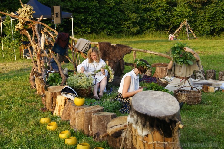 Turaidas Jāņkalnā 21.06.2013 – gada garākajā dienā un īsākajā naktī jau vairākus gadus tika svinēti Vasaras saulgrieži. Turaidas Jāņkalnā ar greznām d 97020