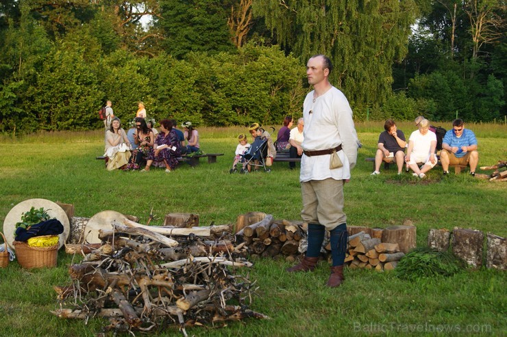 Turaidas Jāņkalnā 21.06.2013 – gada garākajā dienā un īsākajā naktī jau vairākus gadus tika svinēti Vasaras saulgrieži. Turaidas Jāņkalnā ar greznām d 97021