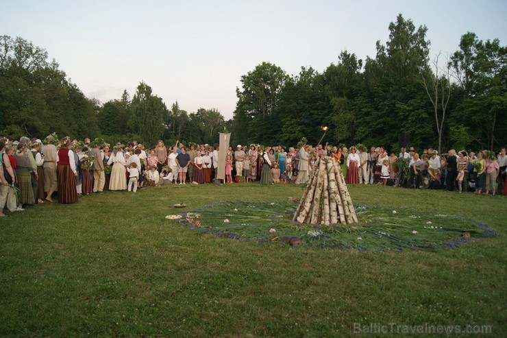 Turaidas Jāņkalnā 21.06.2013 – gada garākajā dienā un īsākajā naktī jau vairākus gadus tika svinēti Vasaras saulgrieži. Turaidas Jāņkalnā ar greznām d 97022