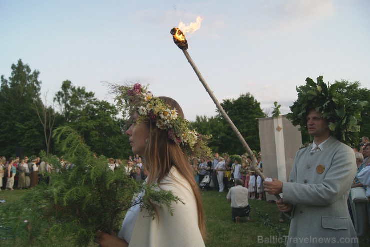 Turaidas Jāņkalnā 21.06.2013 – gada garākajā dienā un īsākajā naktī jau vairākus gadus tika svinēti Vasaras saulgrieži. Turaidas Jāņkalnā ar greznām d 97023