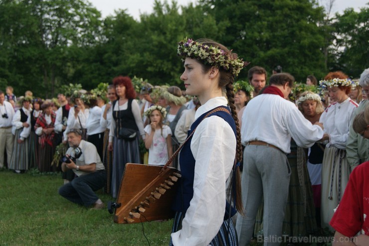 Turaidas Jāņkalnā 21.06.2013 – gada garākajā dienā un īsākajā naktī jau vairākus gadus tika svinēti Vasaras saulgrieži. Turaidas Jāņkalnā ar greznām d 97024