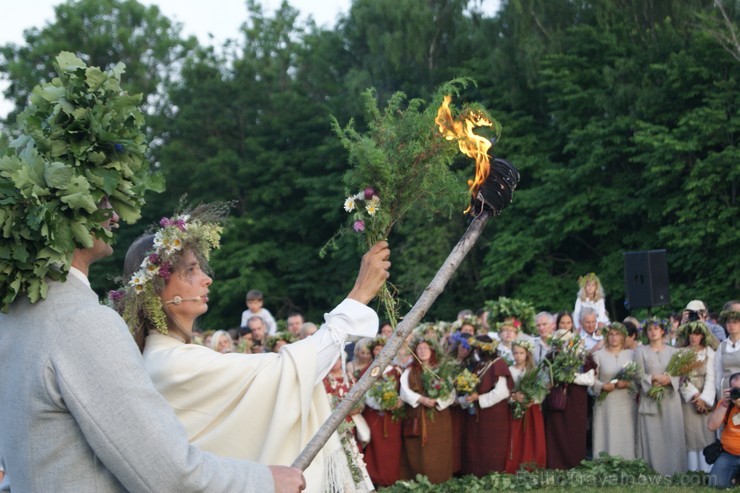 Turaidas Jāņkalnā 21.06.2013 – gada garākajā dienā un īsākajā naktī jau vairākus gadus tika svinēti Vasaras saulgrieži. Turaidas Jāņkalnā ar greznām d 97025