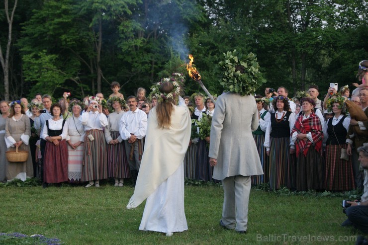 Turaidas Jāņkalnā 21.06.2013 – gada garākajā dienā un īsākajā naktī jau vairākus gadus tika svinēti Vasaras saulgrieži. Turaidas Jāņkalnā ar greznām d 97026