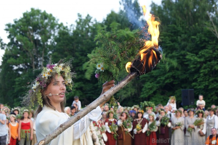 Turaidas Jāņkalnā 21.06.2013 – gada garākajā dienā un īsākajā naktī jau vairākus gadus tika svinēti Vasaras saulgrieži. Turaidas Jāņkalnā ar greznām d 97027