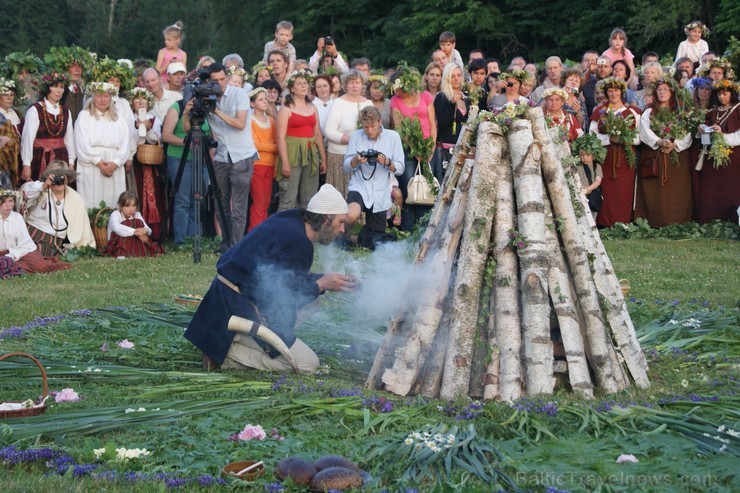 Turaidas Jāņkalnā 21.06.2013 – gada garākajā dienā un īsākajā naktī jau vairākus gadus tika svinēti Vasaras saulgrieži. Turaidas Jāņkalnā ar greznām d 97028