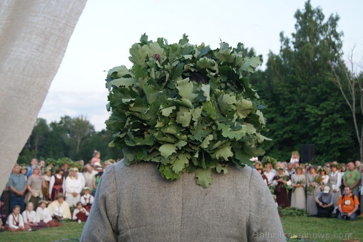 Turaidas Jāņkalnā 21.06.2013 – gada garākajā dienā un īsākajā naktī jau vairākus gadus tika svinēti Vasaras saulgrieži. Turaidas Jāņkalnā ar greznām d 97029