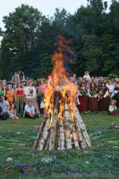 Turaidas Jāņkalnā 21.06.2013 – gada garākajā dienā un īsākajā naktī jau vairākus gadus tika svinēti Vasaras saulgrieži. Turaidas Jāņkalnā ar greznām d 97031