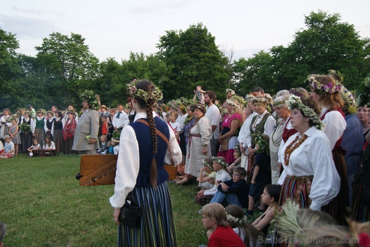 Turaidas Jāņkalnā 21.06.2013 – gada garākajā dienā un īsākajā naktī jau vairākus gadus tika svinēti Vasaras saulgrieži. Turaidas Jāņkalnā ar greznām d 97032