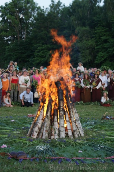 Turaidas Jāņkalnā 21.06.2013 – gada garākajā dienā un īsākajā naktī jau vairākus gadus tika svinēti Vasaras saulgrieži. Turaidas Jāņkalnā ar greznām d 97033