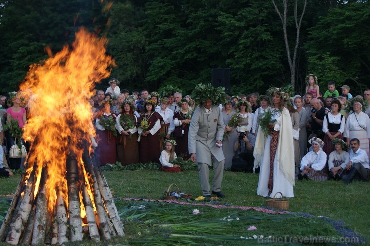 Turaidas Jāņkalnā 21.06.2013 – gada garākajā dienā un īsākajā naktī jau vairākus gadus tika svinēti Vasaras saulgrieži. Turaidas Jāņkalnā ar greznām d 97034