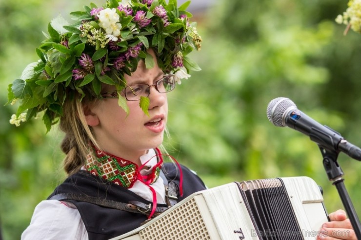 Tirdziņā varēja iegādāties zemnieku un amatnieku izstrādājumus, pašbrūvētu alu, mājās ceptu maizi, raušus, sierus un daudz citu gardumu svētkiem, kā a 97045