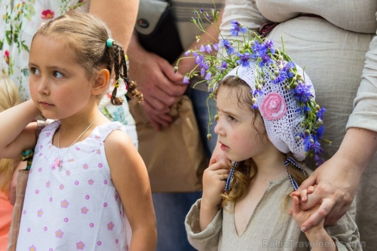 Tirdziņā varēja iegādāties zemnieku un amatnieku izstrādājumus, pašbrūvētu alu, mājās ceptu maizi, raušus, sierus un daudz citu gardumu svētkiem, kā a 97046