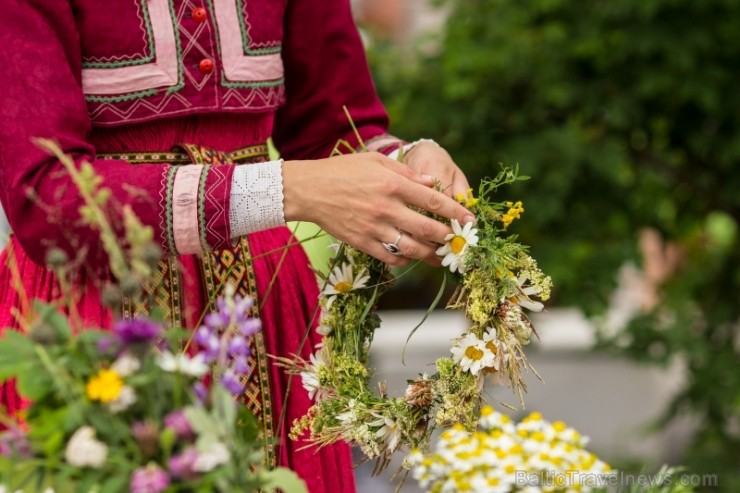 Tirdziņā varēja iegādāties zemnieku un amatnieku izstrādājumus, pašbrūvētu alu, mājās ceptu maizi, raušus, sierus un daudz citu gardumu svētkiem, kā a 97049