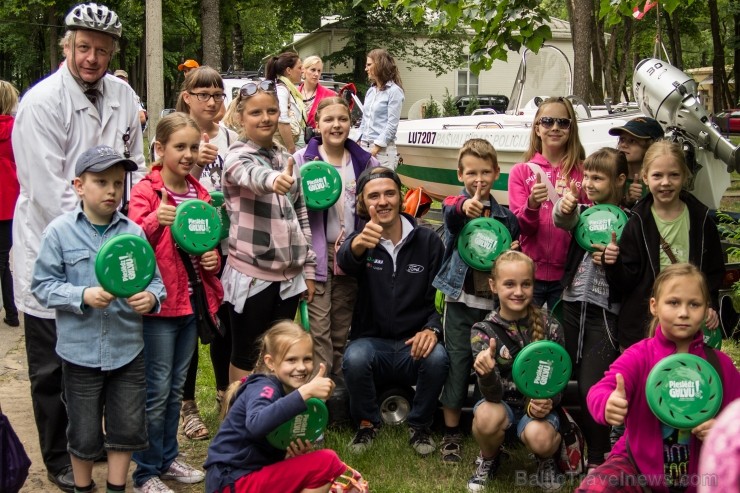 Bērnu slimnīcas virsārsts Vilnis Grīnbergs kopā ar pasākuma dalībniekiem 97067