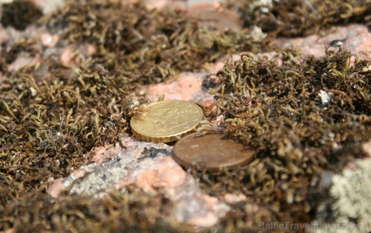 Rehe bedrīšakmens Horeda ciematā. Akmens garums 4,4 metri, platums 4,1 metri, augstums 1,6 metri. Uz akmens virsmas atrodas 46 bedrītes 5-9 centimetru 97218