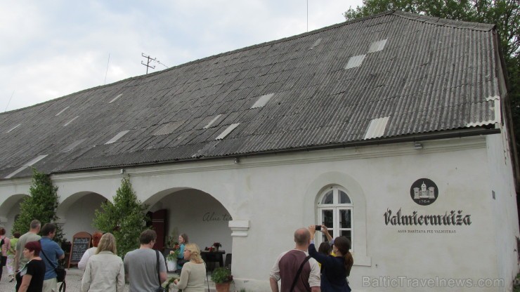 Tomēr arī šodien Valmiermuižas mazajā alus darītavā ikvienu sagaidīs omulīgi saimnieki un lēnām, pamatīgi darīts latviešu alus. 97316