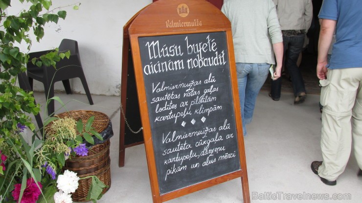 1764. gadā princis Pēteris Augusts šeit, starp Pēterpili un Vakareiropu ,uzcēla arī varenu neobarokālu medību pili. Tālab viesi kļuva augstdzimušāki u 97318