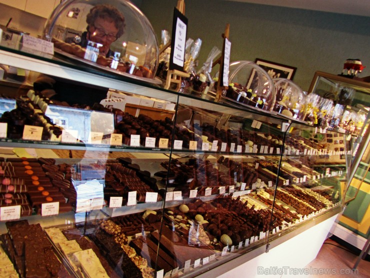 Pilsētā ir arī ģimenes vadīta šokolādes fabrika, kur šokolādi gatavo turpat acu priekšā. 97527