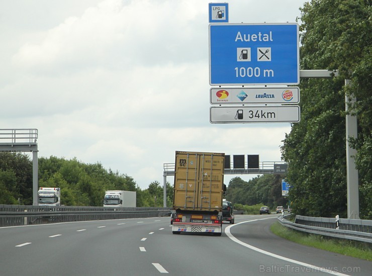 Vācijas autostrāde. Pēdējos gados autostrāžu atpūtas laukumos tualetes pakalpojums lielākajā daļā ir maksas pakalpojums. Foto sponsors: www.sixt.lv 97545